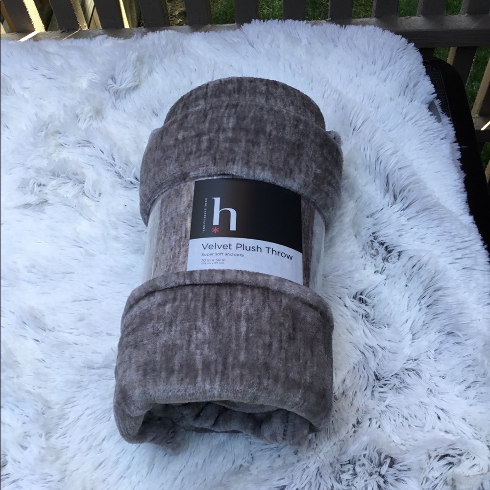 .🎈 ONE LEFT gray velvet plush throw - Picture 3 of 3